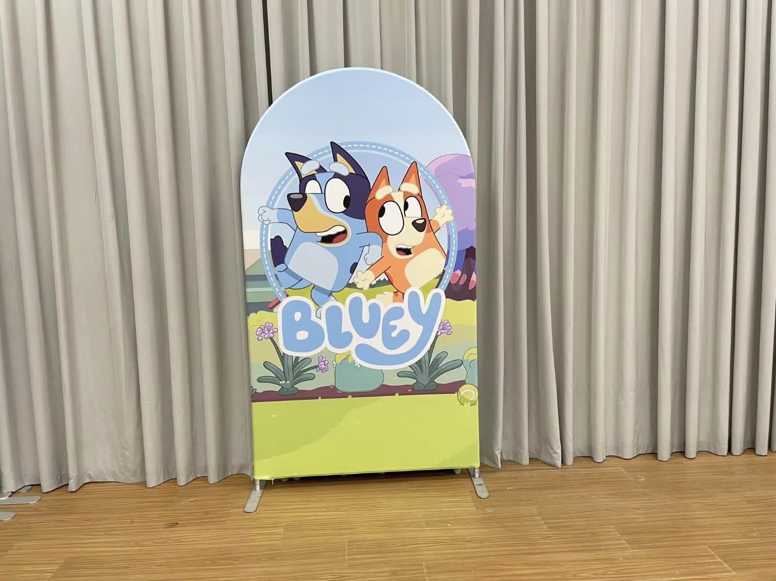 Bluey Theme Chiara Arch Wall Banner - Double-Sided Fabric Backdrop for Kids' Parties Bluey Theme Chiara Arch Wall Banner - Double-Sided Fabric Backdrop for Kids' Parties